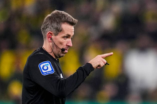 DORTMUND, GERMANY - DECEMBER 2: referee Tobias Stieler gestures during the DFB Cup round of 16 match between Borussia Dortmund and Bayer 04 Leverkusen at Signal Iduna Park on December 2, 2025 in Dortmund, Germany. (Photo by Rene Nijhuis) SPO  Copyright: xRenexNijhuis