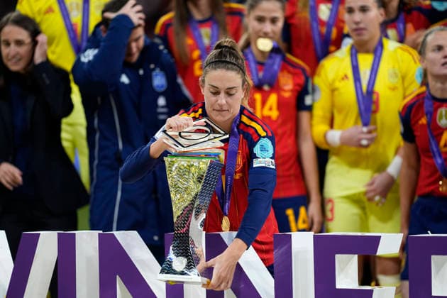 December 2, 2025, Madrid, Madrid, Spain: Alexia Putellas of Spain celebrates with the trophy during the UEFA Women s Nations League 2025 final second leg match between Spain and Germany at Riyadh Air Metropolitano stadium on December 02, 2025 in Madrid, Spain. Madrid Spain - ZUMAa181 20251202_zaa_a181_290 Copyright: xOscarxJ.xBarrosox