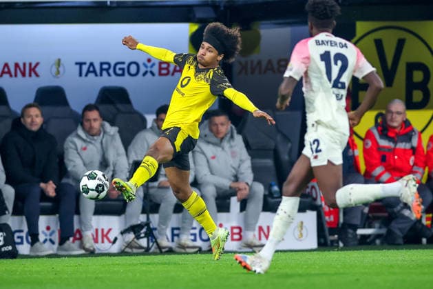 02.12.2025, Fußball, DFB-Pokal, Borussia Dortmund - Bayer 04 Leverkusen, Achtelfinale, Signal Iduna Park, Saison 2025 2026: Karim Adeyemi (BVB 27) im Zweikampf gegen Edmond Tapsoba (Bayer04 12) DFB regulations prohibit any use of photographs as image sequences and or quasi-video. Nordrhein-Westfalen Deutschland