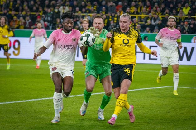 Deutschland: Fussball DFB-Pokal 2025 26, Achtelfinale - Borussia Dortmund vs Bayer 04 Leverkusen - Signal-Iduna-Park (Dortmund): Julian Ryerson (Borussia Dortmund, 26) Edmond Tapsoba (Bayer Leverkusen, 12) Mark Flekken (Bayer Leverkusen, 1) Copyright: xJOERANxSTEINSIEKx