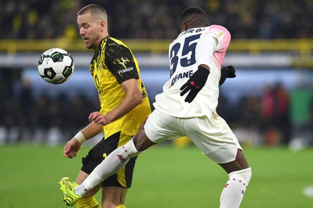 Waldemar Anton (Borussia Dortmund) und Christian Kofane (Bayer 04 Leverkusen) im Zweikampf waehrend des DFB-Pokal Spiels zwischen Borussia Dortmund v Bayer 04 Leverkusen, Signal-Iduna-Park am 02. December 2025 in Dortmund, Deutschland. (Foto von Ralf Treese DeFodi Images) +++ Waldemar Anton (Borussia Dortmund) und Christian Kofane (Bayer 04 Leverkusen) battle for the ball during the DFB-Pokal match between Borussia Dortmund v Bayer 04 Leverkusen at Signal-Iduna-Park on December 2, 2025 in Dortmund, Germany. (Photo by Ralf Treese DeFodi Images) (Photo by Ralf Treese DeFodi Images)