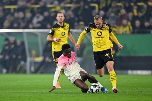 02.12.2025, Fussball, DFB-Pokal, Achtelfinale, Borussia Dortmund - Bayer Leverkusen, Ernest Poku (Bayer Leverkusen) , Julian Ryerson (Borussia Dortmund) xRHR-FOTO TKx Copyright: RHR-FOTOx RHR-FOTO TK