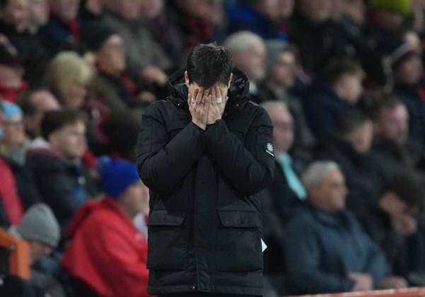 Bournemouth v Everton, Premier League, Football, Vitality Stadium, Bournemouth, UK - 02 Dec 2025 Andoni Iraola manager of Bournemouth holds his head in his hands. Bournemouth Vitality Stadium Bournemouth GBR, UK NEWSPAPERS OUT Copyright: xSeanxRyanx