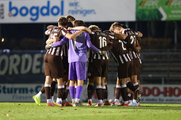 Teamkreis der FC St. Pauli U23. Fußball I Herren I Regionalliga Nord I Saison 2025-2026 I 21. Spieltag I FC St. Pauli U23 - VfB Oldenburg I 02.12.2025 I Edmund-Plambeck-Stadion