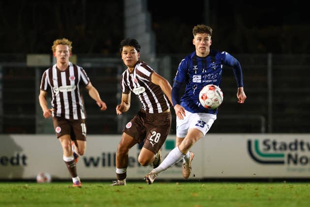 28 Nick Schmidt (FC St. Pauli U23), 23 Willem Hoffrogge (VfB Oldenburg) Fußball I Herren I Regionalliga Nord I Saison 2025-2026 I 21. Spieltag I FC St. Pauli U23 - VfB Oldenburg I 02.12.2025 I Edmund-Plambeck-Stadion