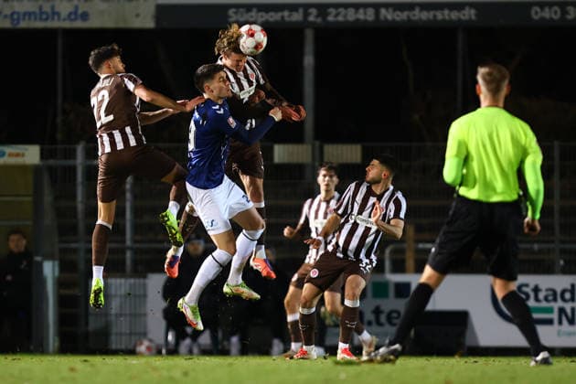 7 Jannik Robatsch (FC St. Pauli U23) und 22 Rijad Smajic (FC St. Pauli U23), 29 Mats Facklam (VfB Oldenburg) Fußball I Herren I Regionalliga Nord I Saison 2025-2026 I 21. Spieltag I FC St. Pauli U23 - VfB Oldenburg I 02.12.2025 I Edmund-Plambeck-Stadion