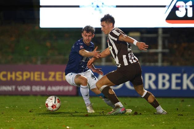 27 Oleg Skakun (FC St. Pauli U23), 3 Nico Mai (VfB Oldenburg) Fußball I Herren I Regionalliga Nord I Saison 2025-2026 I 21. Spieltag I FC St. Pauli U23 - VfB Oldenburg I 02.12.2025 I Edmund-Plambeck-Stadion