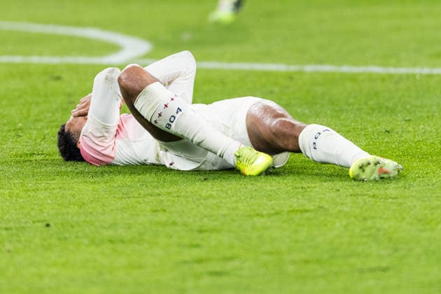 DORTMUND, GERMANY - DECEMBER 2: Jarell Quansah (Bayer 04 Leverkusen, 4) on the pitch during the DFB Pokal Round of 16 match between Borussia Dortmund vs. Bayer 04 Leverkusen at Signal Iduna Park on Round of Sixteen of the DFB Pokal on December 2, 2025 in Dortmund, Germany. DFB REGULATIONS PROHIBIT ANY USE OF PHOTOGRAPHS AS IMAGE SEQUENCES AND OR QUASI-VIDEO. North Rhine Westphalia Germany Copyright: xBEAUTIFULxSPORTS Wunderlx