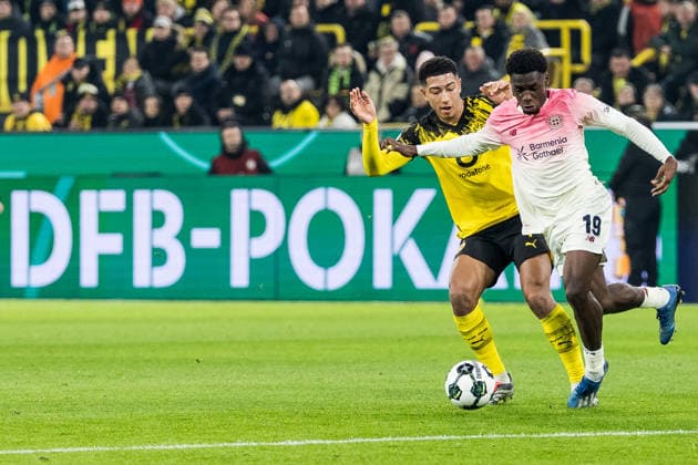 DORTMUND, GERMANY - DECEMBER 2: Ernest Poku (Bayer 04 Leverkusen, 19) controls the ball against Jobe Bellingham (Borussia Dortmund, 7) during the DFB Pokal Round of 16 match between Borussia Dortmund vs. Bayer 04 Leverkusen at Signal Iduna Park on Round of Sixteen of the DFB Pokal on December 2, 2025 in Dortmund, Germany. DFB REGULATIONS PROHIBIT ANY USE OF PHOTOGRAPHS AS IMAGE SEQUENCES AND OR QUASI-VIDEO. North Rhine Westphalia Germany Copyright: xBEAUTIFULxSPORTS Wunderlx