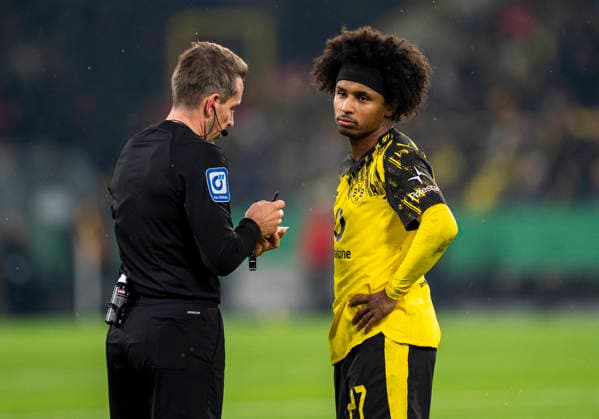 Tobias Stieler (DFB-Schiedsrichter, Referee) and Karim ADEYEMI (Borussia Dortmund, 27) Borussia Dortmund - Bayer Leverkusen, DFB Pokal Achtelfinale (Round of 16) in Dortmund, Signal Iduna Park DFL regulations prohibit any use of photographs as image sequences and or quasi-video. Copyright: HMBxMedia xMarcoxBader