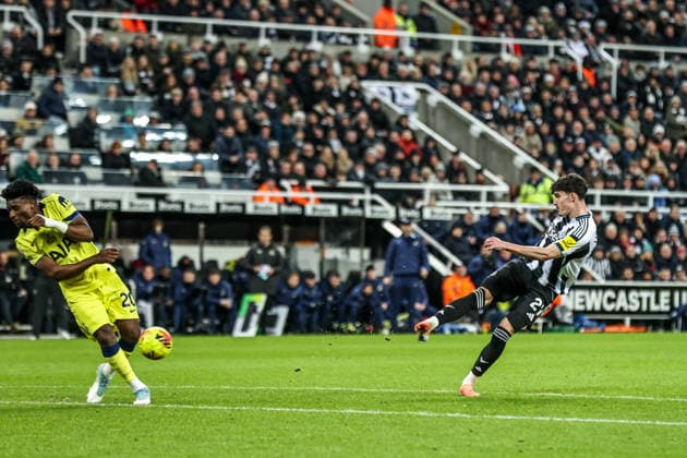 Premier League Newcastle United v Tottenham Hotspur Tino Livramento of Newcastle United has his shot on goal saved during the Premier League match Newcastle United vs Tottenham Hotspur at St. James s Park, Newcastle, United Kingdom, 2nd December 2025 (Photo by Alfie Cosgrove News Images) Newcastle St. James s Park Tyne and Wear United Kingdom Copyright: xAlfiexCosgrove NewsxImagesx