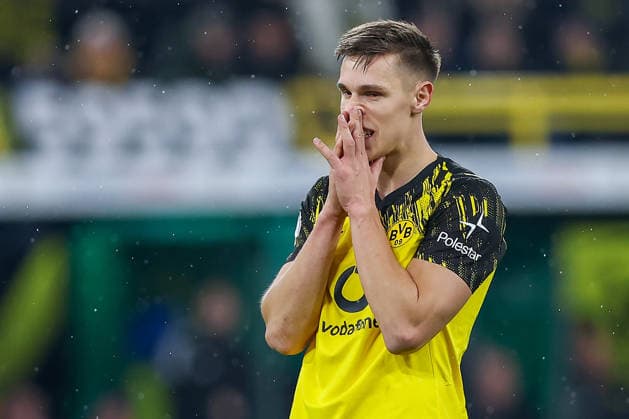 02.12.2025, Fußball, DFB-Pokal, Borussia Dortmund - Bayer 04 Leverkusen, Achtelfinale, Signal Iduna Park, Saison 2025 2026: Nico Schlotterbeck (BVB 04) rümpft Enttäuscht die Nase Enttäuschung Mimik Gestik DFB regulations prohibit any use of photographs as image sequences and or quasi-video. Nordrhein-Westfalen Deutschland