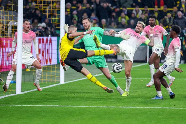 02.12.2025, Fußball, DFB-Pokal, Borussia Dortmund - Bayer 04 Leverkusen, Achtelfinale, Signal Iduna Park, Saison 2025 2026: Torwart Mark Flekken (Bayer04 01) verteidigt gegen Waldemar Anton (BVB 03) zusammen mit Robert Andrich (Bayer04 08) DFB regulations prohibit any use of photographs as image sequences and or quasi-video. Nordrhein-Westfalen Deutschland