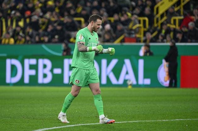 02.12.2025, xjhx, Fussball DFB Pokal Achtelfinale, Borussia Dortmund - Bayer 04 Leverkusen emspor, v.l. Mark Flekken (Leverkusen, 1) Jubel, Torjubel, jubelt ueber das Tor, celebrate the goal, celebration (DFL DFB REGULATIONS PROHIBIT ANY USE OF PHOTOGRAPHS as IMAGE SEQUENCES and or QUASI-VIDEO) Dortmund
