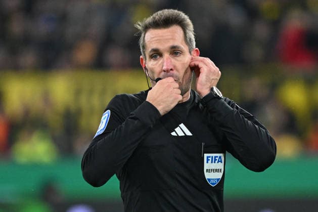 02.12.2025, xjhx, Fussball DFB Pokal Achtelfinale, Borussia Dortmund - Bayer 04 Leverkusen emspor, v.l. Schiedsrichter, Schiri, referee Tobias Stieler VAR Videobeweis Abseits Abseitstor Martin Terrier (Leverkusen, 11) (DFL DFB REGULATIONS PROHIBIT ANY USE OF PHOTOGRAPHS as IMAGE SEQUENCES and or QUASI-VIDEO) Dortmund