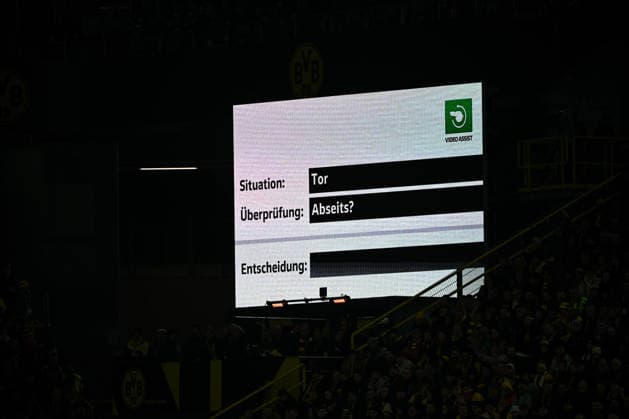 02.12.2025, xjhx, Fussball DFB Pokal Achtelfinale, Borussia Dortmund - Bayer 04 Leverkusen emspor, v.l. Schiedsrichter, Schiri, referee Tobias Stieler VAR Videobeweis Abseits Abseitstor Martin Terrier (Leverkusen, 11) (DFL DFB REGULATIONS PROHIBIT ANY USE OF PHOTOGRAPHS as IMAGE SEQUENCES and or QUASI-VIDEO) Dortmund