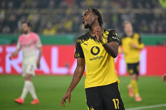 02.12.2025, xjhx, Fussball DFB Pokal Achtelfinale, Borussia Dortmund - Bayer 04 Leverkusen emspor, v.l. Carney Chibueze Chukwuemeka (Dortmund, 17) enttaeuscht, enttäuscht, schaut enttaeuscht, niedergeschlagen, disappointed (DFL DFB REGULATIONS PROHIBIT ANY USE OF PHOTOGRAPHS as IMAGE SEQUENCES and or QUASI-VIDEO) Dortmund