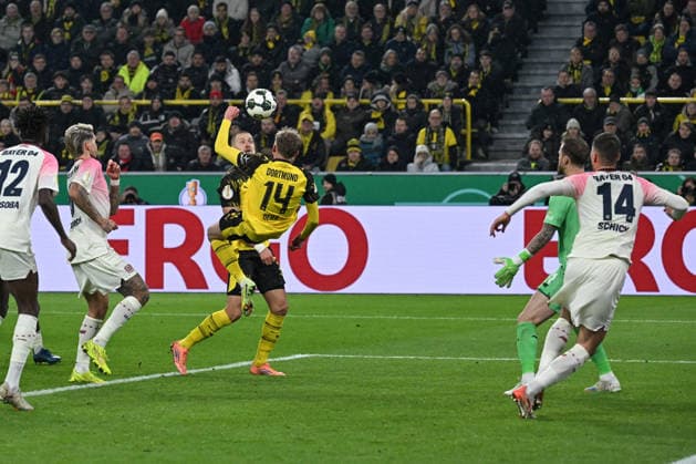 02.12.2025, xjhx, Fussball DFB Pokal Achtelfinale, Borussia Dortmund - Bayer 04 Leverkusen emspor, v.l. Maximilian Beier (Dortmund, 14) schiesst den Ball aufs Tor, Torschuss, Schuss (DFL DFB REGULATIONS PROHIBIT ANY USE OF PHOTOGRAPHS as IMAGE SEQUENCES and or QUASI-VIDEO) Dortmund