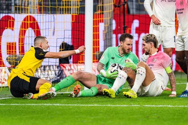 02.12.2025, Borussia Dortmund vs. Bayern 04 Leverkusen, DFB Pokal, Achtelfinale Waldemar Anton (Borussia Dortmund, 3) Mark Flekken (Bayer 04 Leverkusen, 1) Robert Andrich (Bayer 04 Leverkusen, 8) Ernest Poku (Bayer 04 Leverkusen, 19) Wichtiger Hinweis: Gemaess den Vorgaben der DFL Deutsche Fussball Liga bzw. des DFB Deutscher Fussball-Bund ist es untersagt, in dem Stadion und oder vom Spiel angefertigte Fotoaufnahmen in Form von Sequenzbildern und oder videoaehnlichen Fotostrecken zu verwerten Copyright: xBahhoxKarax