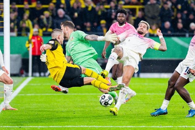 02.12.2025 - Fußball, 2025 2026, DFB-Pokal, Achtelfinale, Borussia Dortmund - Bayer 04 Leverkusen: (L-R) Waldemar Anton (Dortmund), Mark Flekken (Leverkusen), Robert Andrich (Leverkusen) DFB REGULATIONS PROHIBIT ANY USE OF PHOTOGRAPHS AS IMAGE SEQUENCES AND OR QUASI-VIDEO.