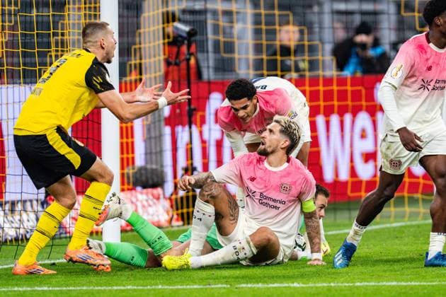 02.12.2025, Borussia Dortmund vs. Bayern 04 Leverkusen, DFB Pokal, Achtelfinale Waldemar Anton (Borussia Dortmund, 3) Mark Flekken (Bayer 04 Leverkusen, 1) Robert Andrich (Bayer 04 Leverkusen, 8) Ernest Poku (Bayer 04 Leverkusen, 19) Wichtiger Hinweis: Gemaess den Vorgaben der DFL Deutsche Fussball Liga bzw. des DFB Deutscher Fussball-Bund ist es untersagt, in dem Stadion und oder vom Spiel angefertigte Fotoaufnahmen in Form von Sequenzbildern und oder videoaehnlichen Fotostrecken zu verwerten Copyright: xBahhoxKarax