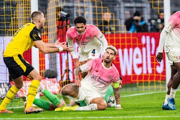 02.12.2025, Borussia Dortmund vs. Bayern 04 Leverkusen, DFB Pokal, Achtelfinale Waldemar Anton (Borussia Dortmund, 3) Mark Flekken (Bayer 04 Leverkusen, 1) Robert Andrich (Bayer 04 Leverkusen, 8) Ernest Poku (Bayer 04 Leverkusen, 19) Wichtiger Hinweis: Gemaess den Vorgaben der DFL Deutsche Fussball Liga bzw. des DFB Deutscher Fussball-Bund ist es untersagt, in dem Stadion und oder vom Spiel angefertigte Fotoaufnahmen in Form von Sequenzbildern und oder videoaehnlichen Fotostrecken zu verwerten Copyright: xBahhoxKarax