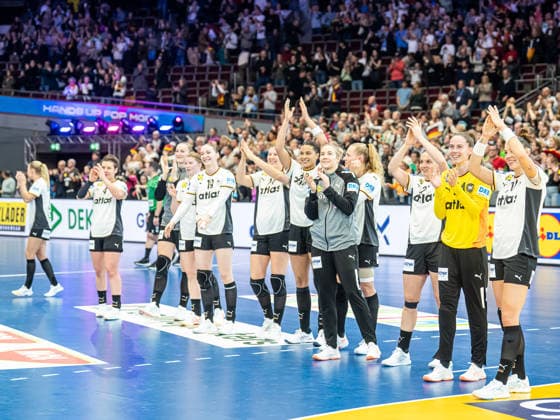 Die deutsche Mannschaft bedankt sich bei den Fans, Deutschland vs. Faroe Islands, Handball, Weltmeisterschaft, Frauen, Spielzeit 2025 2026, 02.12.2025, Deutschland vs. Faroe Islands, Handball, Weltmeisterschaft, Frauen, Spielzeit 2025 2026, 02.12.2025 Dortmund Copyright: xEibner-Pressefoto MichaelxSchmidx EP_MST