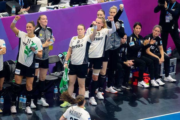 Handball, Frauen WM, Hauptrunde Gruppe 2: Deutschland - Faeroer Inseln Jubel Freude Emotion Dortmund Westfalenhalle Nordrhein-Westfalen Deutschland