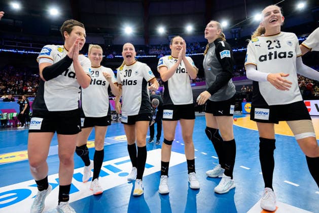 Handball, Frauen WM, Hauptrunde Gruppe 2: Deutschland - Faeroer Inseln Alina Grijseels (Deutschland), Antje Döll Doell (Deutschland), Jenny Behrend (Deutschland), Julia Maidhof (Deutschland), Viola Leuchter (Deutschland) Schlussjubel Schlußjubel Emotion Freude Dortmund Westfalenhalle Nordrhein-Westfalen Deutschland