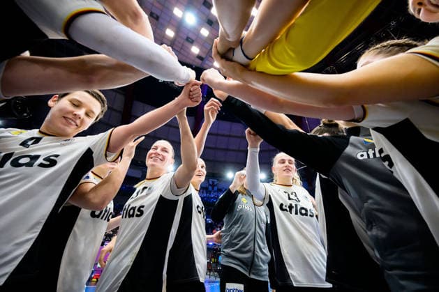 Handball, Frauen WM, Hauptrunde Gruppe 2: Deutschland - Faeroer Inseln die Mannschaft von Deutschland, Schlussjubel Schlußjubel Emotion Freude , Hände Dortmund Westfalenhalle Nordrhein-Westfalen Deutschland