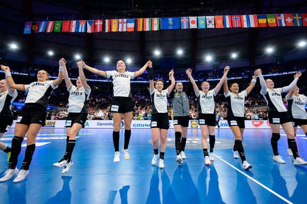 Handball, Frauen WM, Hauptrunde Gruppe 2: Deutschland - Faeroer Inseln Schlussjubel Schlußjubel Emotion Freude die Mannschaft von Deutschland Dortmund Westfalenhalle Nordrhein-Westfalen Deutschland