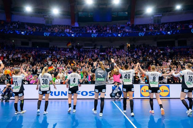Handball, Frauen WM, Hauptrunde Gruppe 2: Deutschland - Faeroer Inseln Schlussjubel Schlußjubel Emotion Freude Dortmund Westfalenhalle Nordrhein-Westfalen Deutschland