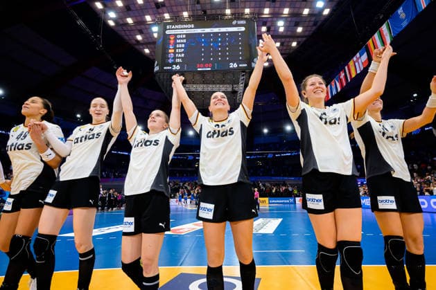 Handball, Frauen WM, Hauptrunde Gruppe 2: Deutschland - Faeroer Inseln Nieke Kühne Kuehne (Deutschland), Alexia Hauf (Deutschland), Jenny Behrend (Deutschland), Marie Steffen (Deutschland) Schlussjubel Schlußjubel Emotion Freude Dortmund Westfalenhalle Nordrhein-Westfalen Deutschland