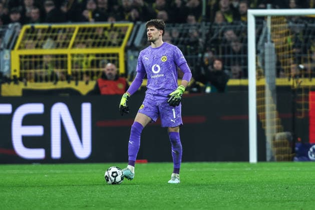 Fussball, DFB-Pokal Saison 2025 2026 Achtelfinale Borussia Dortmund - Bayer 04 Leverkusen 02.12.2025, SIGNAL IDUNA PARK Gregor Kobel (Borussia Dortmund, 1) Dortmund SIGNAL IDUNA PARK Nordrhein-Westfalen Deutschland