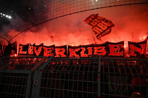 02.12.2025, xjhx, Fussball DFB Pokal Achtelfinale, Borussia Dortmund - Bayer 04 Leverkusen emspor, v.l. Symbolfoto, Symbolbild, Symbol Fans, Zuschauer, Publikum, Tribuene Choreo, Choreografie, Choreographie Pyro, Pyrotechnik, Bengalo, Rauch, Feuerwerk (DFL DFB REGULATIONS PROHIBIT ANY USE OF PHOTOGRAPHS as IMAGE SEQUENCES and or QUASI-VIDEO) Dortmund