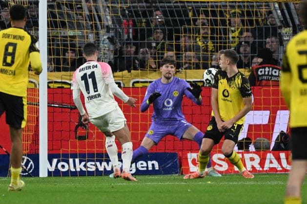 02.12.2025, xjhx, Fussball DFB Pokal Achtelfinale, Borussia Dortmund - Bayer 04 Leverkusen emspor, v.l. Martin Terrier (Leverkusen, 11) schiesst Tor, schießt, Torschuetze, erzielt Tor, Treffer, scores the goal 0:2 Abseits Abseitstor, aberkannt, VAR (DFL DFB REGULATIONS PROHIBIT ANY USE OF PHOTOGRAPHS as IMAGE SEQUENCES and or QUASI-VIDEO) Dortmund
