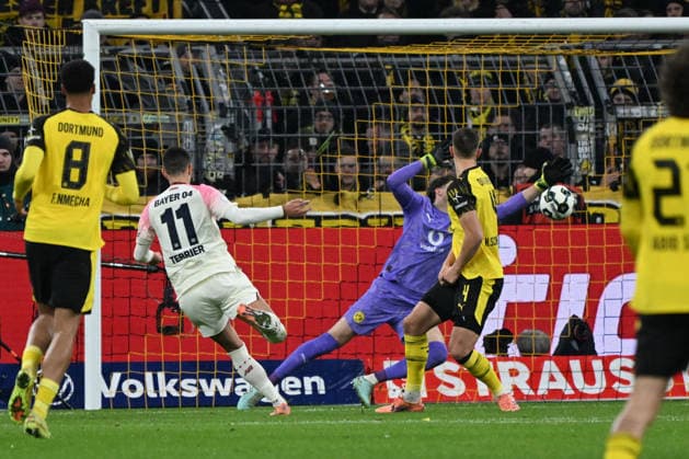 02.12.2025, xjhx, Fussball DFB Pokal Achtelfinale, Borussia Dortmund - Bayer 04 Leverkusen emspor, v.l. Martin Terrier (Leverkusen, 11) schiesst Tor, schießt, Torschuetze, erzielt Tor, Treffer, scores the goal 0:2 Abseits Abseitstor, aberkannt, VAR (DFL DFB REGULATIONS PROHIBIT ANY USE OF PHOTOGRAPHS as IMAGE SEQUENCES and or QUASI-VIDEO) Dortmund
