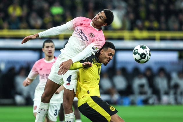Fussball, DFB-Pokal Saison 2025 2026 Achtelfinale Borussia Dortmund - Bayer 04 Leverkusen 02.12.2025, SIGNAL IDUNA PARK Jarell Quansah (Bayer 04 Leverkusen, 4) Felix Nmecha (Borussia Dortmund, 8) Dortmund SIGNAL IDUNA PARK Nordrhein-Westfalen Deutschland