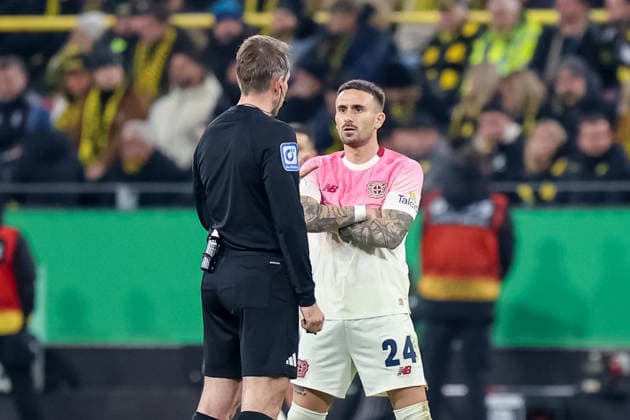Aleix Garcia (Bayer Leverkusen) mit Schiedsrichter Stieler GER, Borussia Dortmund gegen Bayer Leverkusen, Fussball, DFB-Pokal, Achtelfinale, Spielzeit 2025 2026, 02.12.2025 DFL REGULATIONS PROHIBIT ANY USE OF PHOTOGRAPHS AS IMAGE SEQUENCES AND OR QUASI-VIDEO GER, Borussia Dortmund gegen Bayer Leverkusen, Fussball, DFB-Pokal, Achtelfinale, Spielzeit 2025 2026, 02.12.2025 Dortmund Copyright: xEibner-Pressefoto FrankxZeisingx EP_FZG