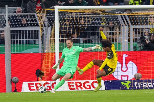 Zweikampf zwischen Mark Flekken (Bayer Leverkusen) und Karim Adeyemi (Borussia Dortmund) GER, Borussia Dortmund gegen Bayer Leverkusen, Fussball, DFB-Pokal, Achtelfinale, Spielzeit 2025 2026, 02.12.2025 DFL REGULATIONS PROHIBIT ANY USE OF PHOTOGRAPHS AS IMAGE SEQUENCES AND OR QUASI-VIDEO GER, Borussia Dortmund gegen Bayer Leverkusen, Fussball, DFB-Pokal, Achtelfinale, Spielzeit 2025 2026, 02.12.2025 Dortmund Copyright: xEibner-Pressefoto FrankxZeisingx EP_FZG