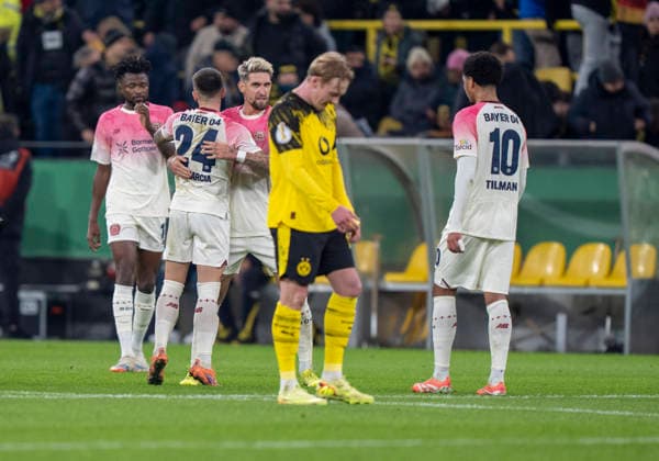 Bayer Leverkusen jubelt über den Sieg, vorne ist Julian BRANDT (Borussia Dortmund, 10) niedergeschlagen. Bayer Leverkusen rejoices victory, Julian BRANDT (Borussia Dortmund, 10) is knocked down in front Borussia Dortmund - Bayer Leverkusen, DFB Pokal Achtelfinale (Round of 16) in Dortmund, Signal Iduna Park DFL regulations prohibit any use of photographs as image sequences and or quasi-video. Copyright: HMBxMedia xMarcoxBader