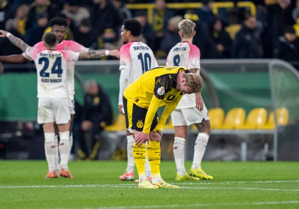Bayer Leverkusen jubelt über den Sieg, vorne ist Julian BRANDT (Borussia Dortmund, 10) niedergeschlagen. Bayer Leverkusen rejoices victory, Julian BRANDT (Borussia Dortmund, 10) is knocked down in front Borussia Dortmund - Bayer Leverkusen, DFB Pokal Achtelfinale (Round of 16) in Dortmund, Signal Iduna Park DFL regulations prohibit any use of photographs as image sequences and or quasi-video. Copyright: HMBxMedia xMarcoxBader