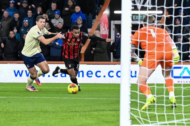 Bournemouth v Everton Premier League Junior Kroupi of Bournemouth tries to find a way past James Tarkowski of Everton during the Premier League match at the Vitality Stadium, Bournemouth 02 12 2025 UK Newspapers OUT Copyright: xJeremyxLandeyx FIL-22585-0087