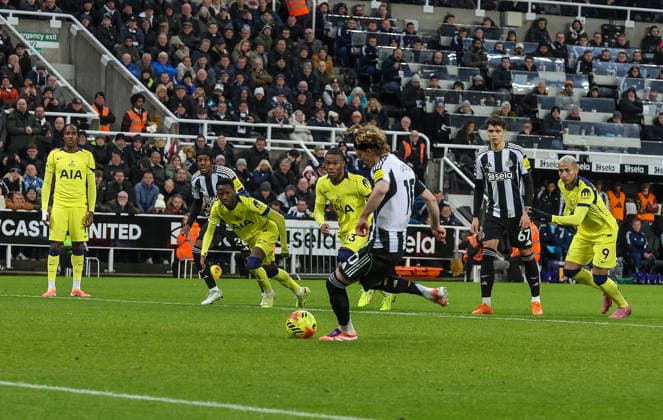 Newcastle Upon Tyne, England, 2nd December 2025. Anthony Gordon (C) of Newcastle United shoots to score a penalty during the Newcastle United vs Tottenham Hotspur Premier League match at St. James Park, Newcastle Upon Tyne. Picture credit should read: Nigel Roddis Sportimage EDITORIAL USE ONLY. No use with unauthorised audio, video, data, fixture lists, club league logos or live services. Online in-match use limited to 120 images, no video emulation. No use in betting, games or single club league player publications. SPI_039_NR_NEWC_TOTT SPI-4340-0039