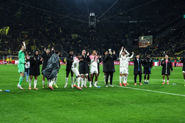 Fussball, DFB-Pokal Saison 2025 2026 Achtelfinale Borussia Dortmund - Bayer 04 Leverkusen 02.12.2025, SIGNAL IDUNA PARK Bayer 04 Leverkusen zieht ins Viertelfinale ein, die Spieler freuen sich nach dem Spiel Dortmund SIGNAL IDUNA PARK Nordrhein-Westfalen Deutschland