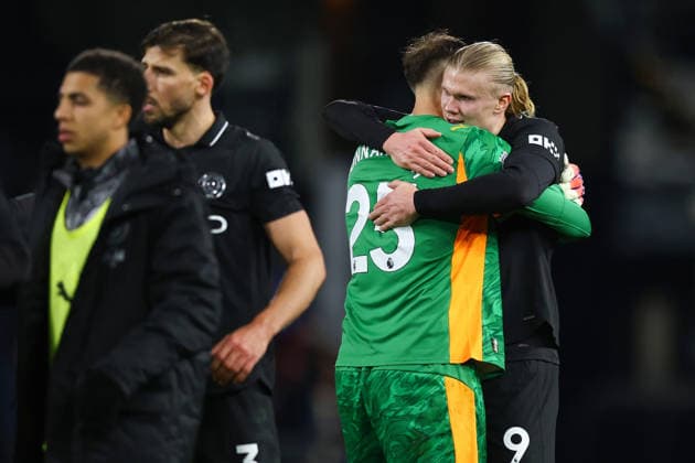 Fulham v Manchester City, Premier League Manchester City forward Erling Haaland (9) hugs Manchester City goalkeeper Gianluigi Donnarumma (25) in celebration at full time during the Fulham v Manchester City Premier League match at Craven Cottage, London, England on 2 December 2025 Credit: Sally Rawlins Every Second Media Editorial use only. All images are copyright Every Second Media Limited. No images may be reproduced without prior permission. All rights reserved. Premier League and Football League images are subject to licensing agreements with Football DataCo Limited. see https: www.football-dataco.com Copyright: xIMAGO EveryxSecondxMediax ESM-1686-0018 SallyxRawlinsx xEveryxSecondxMediax