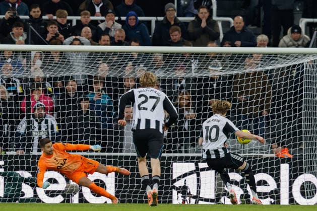 Newcastle United v Tottenham Hotspur Premier League 02 12 2025. Anthony Gordon of Newcastle United celebrates scoring his sides second goal of the match from the penalty spot 2-1 during the Premier League match between Newcastle United and Tottenham Hotspur at St. James s Park, Newcastle, England on 2 December 2025. Newcastle St. James s Park Tyne and Wear England Editorial use only DataCo restrictions apply See www.football-dataco.com , Copyright: xCraigxCowanx PSI-23316-0077