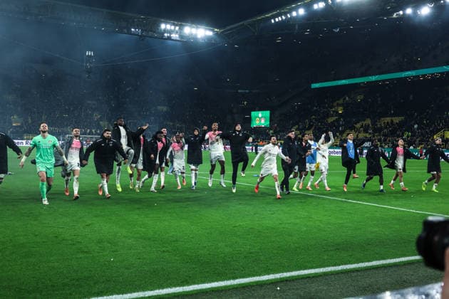 Fussball, DFB-Pokal Saison 2025 2026 Achtelfinale Borussia Dortmund - Bayer 04 Leverkusen 02.12.2025, SIGNAL IDUNA PARK Bayer 04 Leverkusen zieht ins Viertelfinale ein, die Spieler freuen sich nach dem Spiel Dortmund SIGNAL IDUNA PARK Nordrhein-Westfalen Deutschland