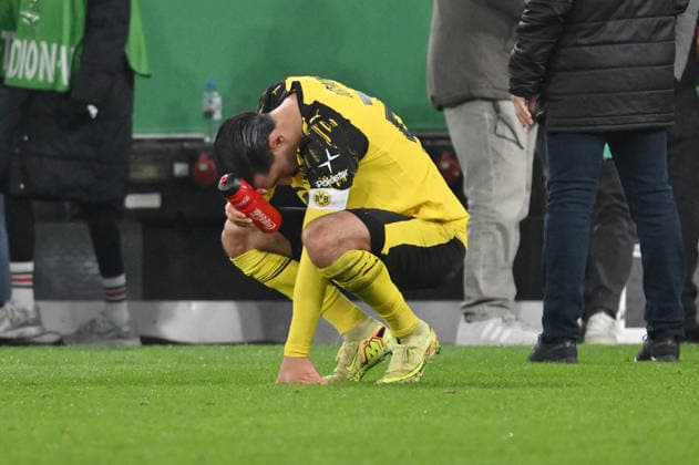 Emre Can (Borussia Dortmund) nach dem Abpfiff 02.12.2025, Fussball DFB Pokal, Saison 2025 2026, Achtelfinale, Borussia Dortmund - Bayer 04 Leverkusen DFB regulations prohibit any use of photographs as image sequences and or quasi-video Dortmund Signal Iduna Park Nordrhein Westfalen Deutschland