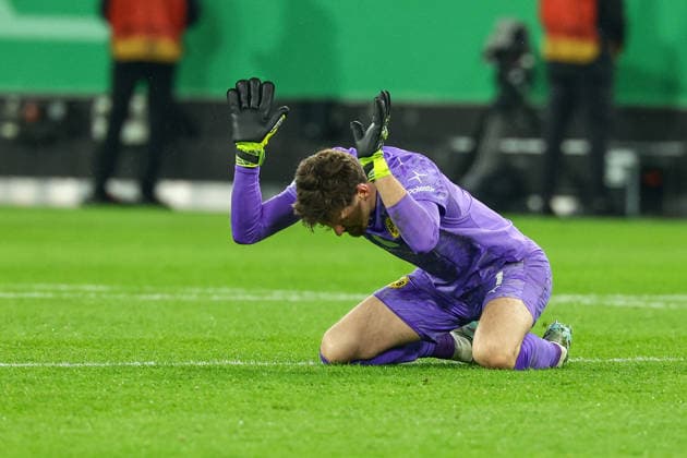 Dortmund, Signal Iduna Park, 02.12.25, GER, Herren, DFB-Pokal, Achtelfinale, Saison 2025 - 2026, Borussia Dortmund - Bayer 04 Leverkusen, Gregor Kobel (Borussia Dortmund) guckt enttaeuscht nach dem Spiel DFB DFL REGULATIONS PROHIBIT ANY USE OF PHOTOGRAPHS AS IMAGE SEQUENCES AND OR QUASI-VIDEO. Copyright: JoachimxBywaletz xJB-Sportfoto